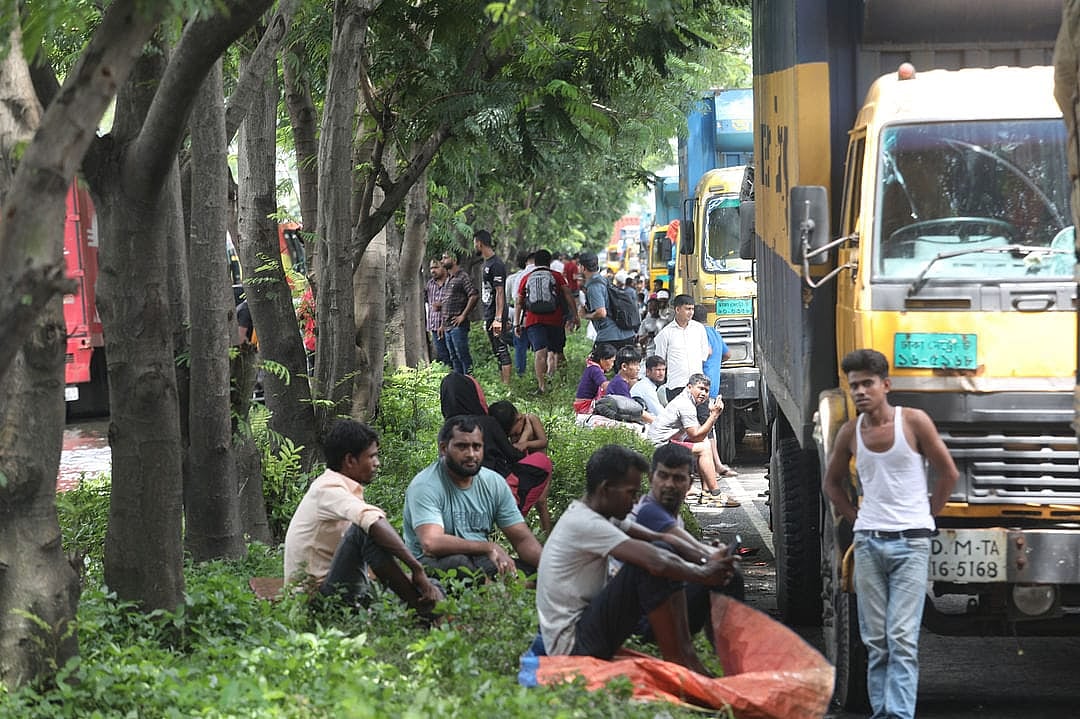 বন্যায় ঢাকা-চট্টগ্রাম মহাসড়ক প্লাবিত। দুই দিন ধরে গাড়ি চলাচল বন্ধ। মহাসড়কে বসে আছেন চালক ও যাত্রীরা