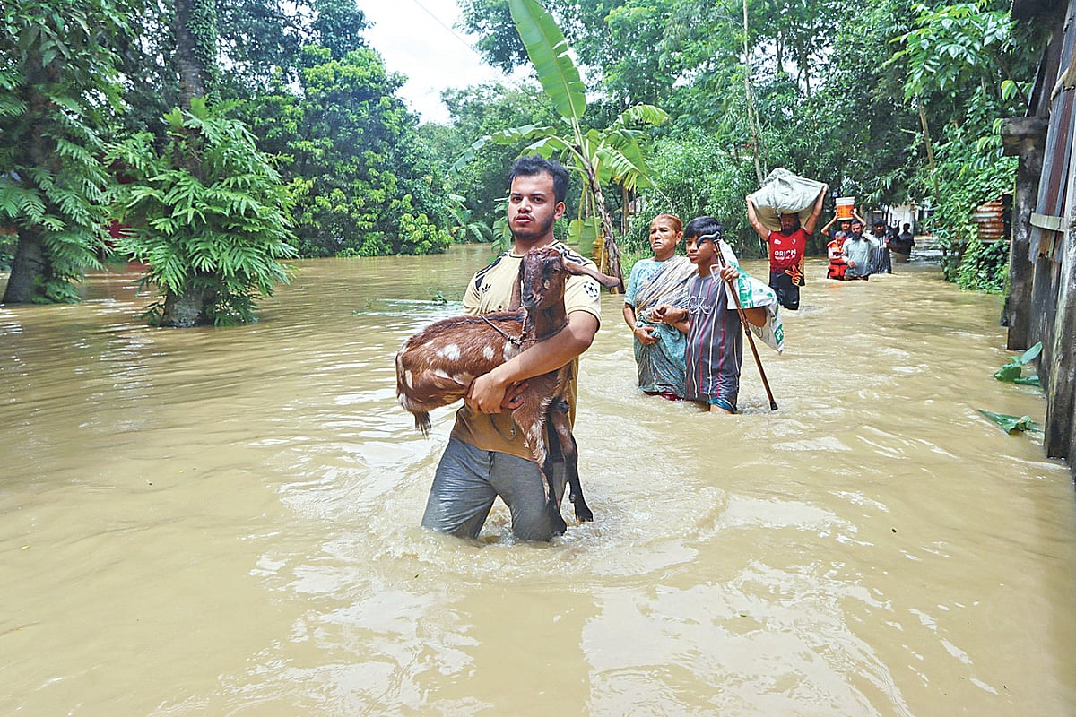 বৃহস্পতিবার রাতে কুমিল্লার বুড়িচংয়ের ষোলনল ইউনিয়নের বুড়বুড়িয়া এলাকায় গোমতী নদীর বাঁধ ভেঙে তলিয়ে গেছে বহু গ্রাম। নিরাপদ আশ্রয়ের খোঁজে ছুটছে মানুষ