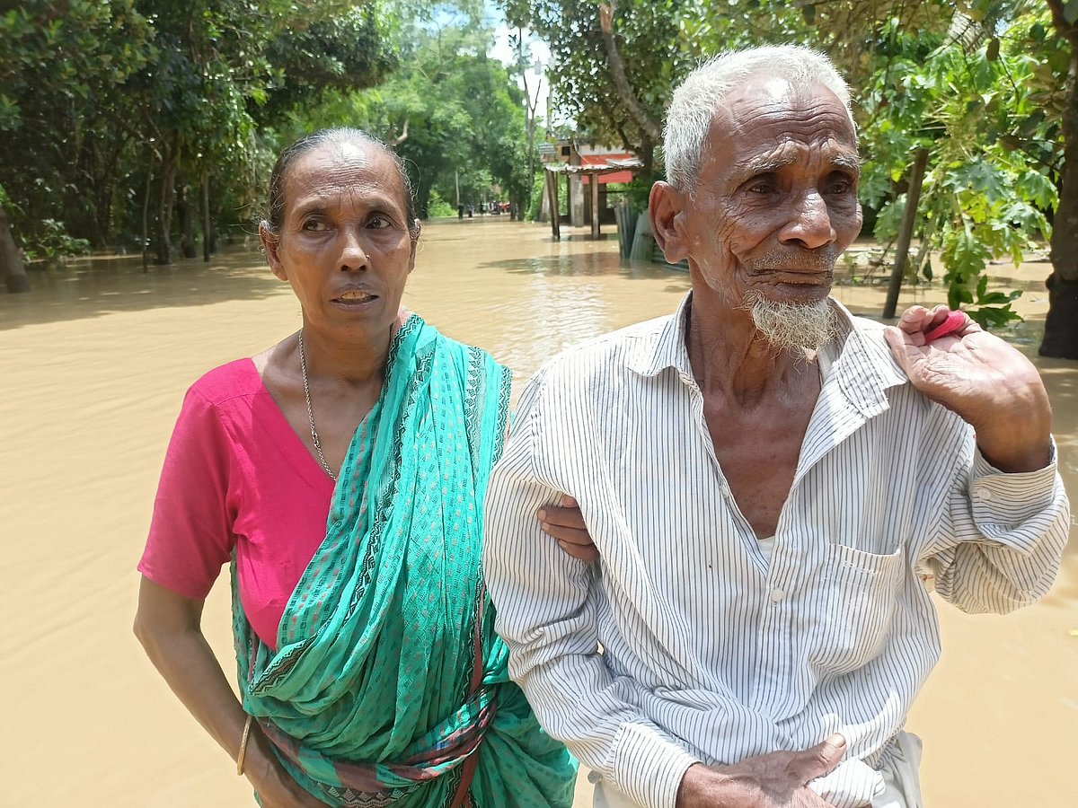গোমতী নদীর পাড় ভাঙার খবরে বাড়ি ছাড়েন কুমিল্লার বুড়িচং উপজেলার ফজলু মিয়া ও মনোয়ারা বেগম দম্পতি