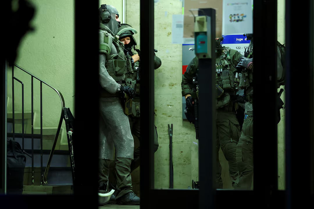 ছুরিকাঘাতের ঘটনায় সন্দেহভাজনকে ধরতে পুলিশের অভিযান। জার্মানির জোলিঙ্গেন শহরে, ২৪ আগস্ট ২০২৪