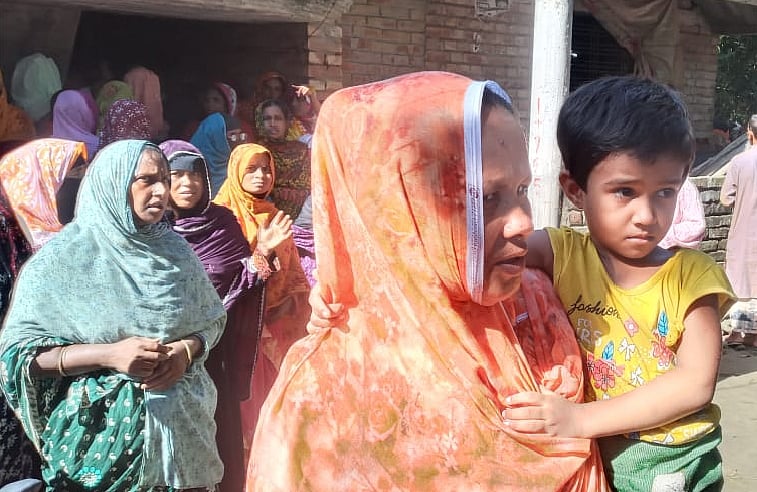 স্বজনের কোলে আড়াই বছরের শিশু মোবাশ্বিরা খাতুন