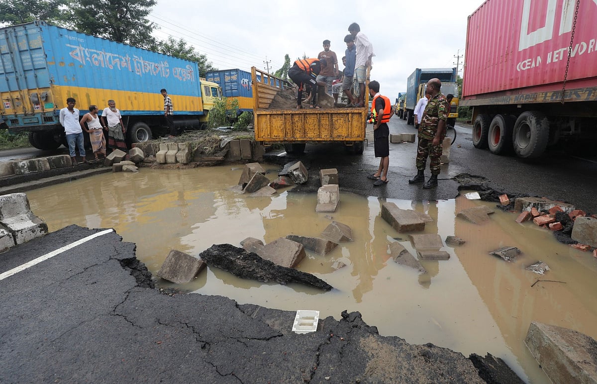 ঢাকা চট্টগ্রাম মহাসড়কের লালপোল এলাকায় ভেঙে যাওয়া অংশ সংস্কার করছেন সেনাবাহিনীর সদস্যরা।  আজ বেলা সাড়ে ১১টায়