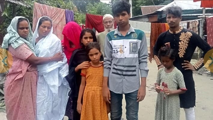 গুলিতে নিহত সাব্বির ইসলামের স্ত্রী ফরিদা আক্তারকে (সাদা কাপড় পরা) সান্ত্বনা দেওয়ার চেষ্টা করেন স্বজনেরা। শনিবার বিকেলে নেত্রকোনার আটপাড়া উপজেলার বানিয়াজান এলাকায়