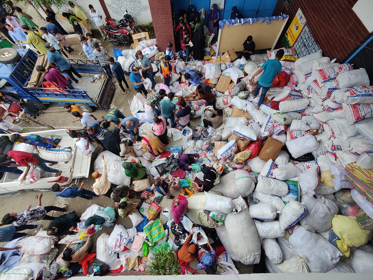বৈষম্যবিরোধী ছাত্র আন্দোলনের ডাকে সাড়া দিয়ে বন্যাকবলিত মানুষের সহায়তায় এগিয়ে আসছেন অনেকে। বন্যার্তদের জন্য ত্রাণসামগ্রী প্যাকেট করা হচ্ছে। আজ ঢাকা বিশ্ববিদ্যালয় শরীরচর্চা কেন্দ্র থেকে তোলা