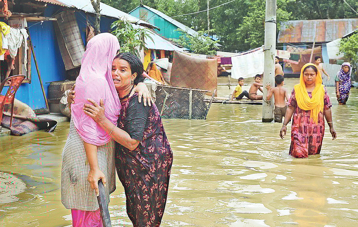 বন্যার পানি একটু কমে যাওয়ায় আশ্রয়কেন্দ্র থেকে বাড়িতে ফেরেন নুরন্নাহার বেগম। কিন্তু ঘরসহ জিনিসপত্র নষ্ট হয়ে যাওয়ায় এক প্রতিবেশীকে জড়িয়ে ধরে কান্নায় ভেঙে পড়েন তিনি। গতকাল দুপুরে ফেনী সদরের পূর্ব ফাজিলপুর পূবালী গ্রামে