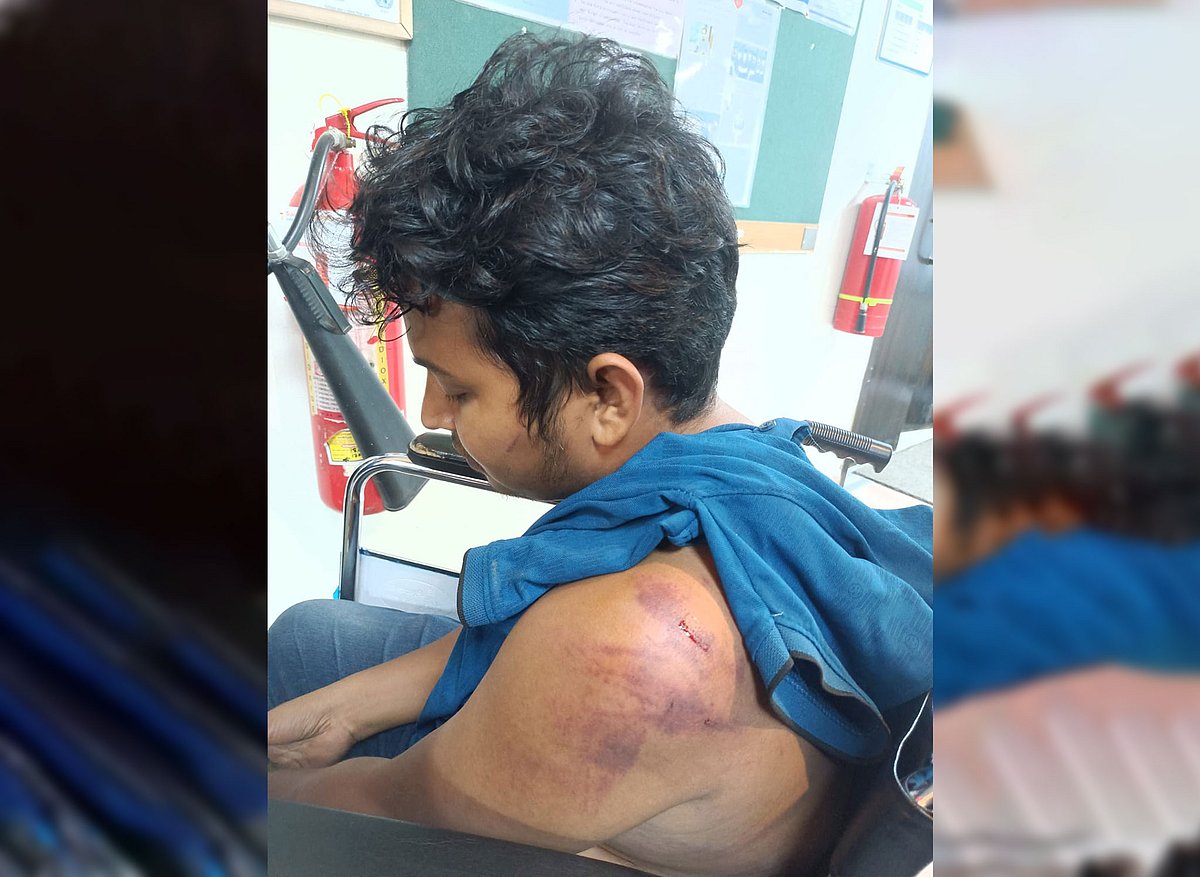 প্রথম আলোর ঢাকা বিশ্ববিদ্যালয় প্রতিবেদক আসিফ হাওলাদারকে গতকাল রোববার রাতে সচিবালয় এলাকায় মারধর করেন আনসার সদস্যরা