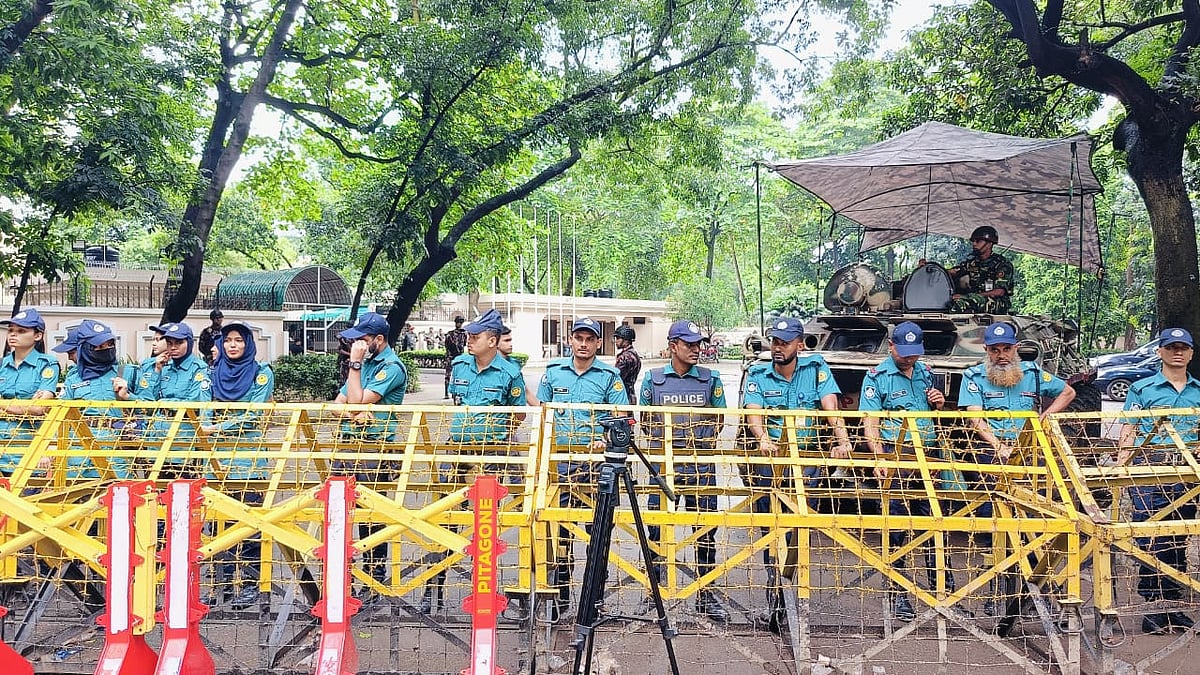 প্রধান উপদেষ্টার সরকারি বাসভবন যমুনার সামনে ব্যারিকেড দিয়ে রেখেছেন আইনশৃঙ্খলা রক্ষাকারী বাহিনীর সদস্যরা