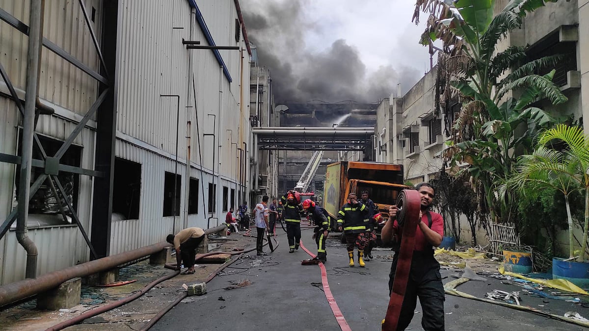 নারায়ণগঞ্জের রূপগঞ্জের রূপসীতে গাজী টায়ার কারখানায় গতকাল রাতে আগুন দেয় দুর্বৃত্তরা