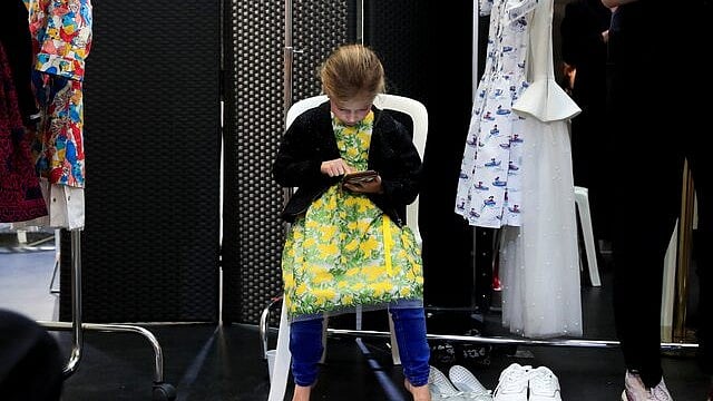 শিশুদের হাতে স্মার্টফোন না দেওয়ার জন্য পরামর্শ দিয়েছে যুক্তরাজ্যের শীর্ষ মোবাইল ফোন অপারেটর ‘ইই’