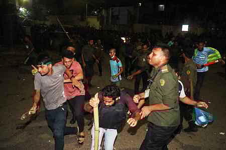 চাকরি জাতীয়করণের এক দফা দাবিতে আন্দোলনরত আনসার বাহিনীর সদস্যদের সঙ্গে বিক্ষুব্ধ শিক্ষার্থীদের ধাওয়া পাল্টা ধাওয়ার ঘটনা ঘটে। এতে বেশ কয়েকজন আহত হন। গতকাল রাত নয়টার দিকে সচিবালয়ের সামনে