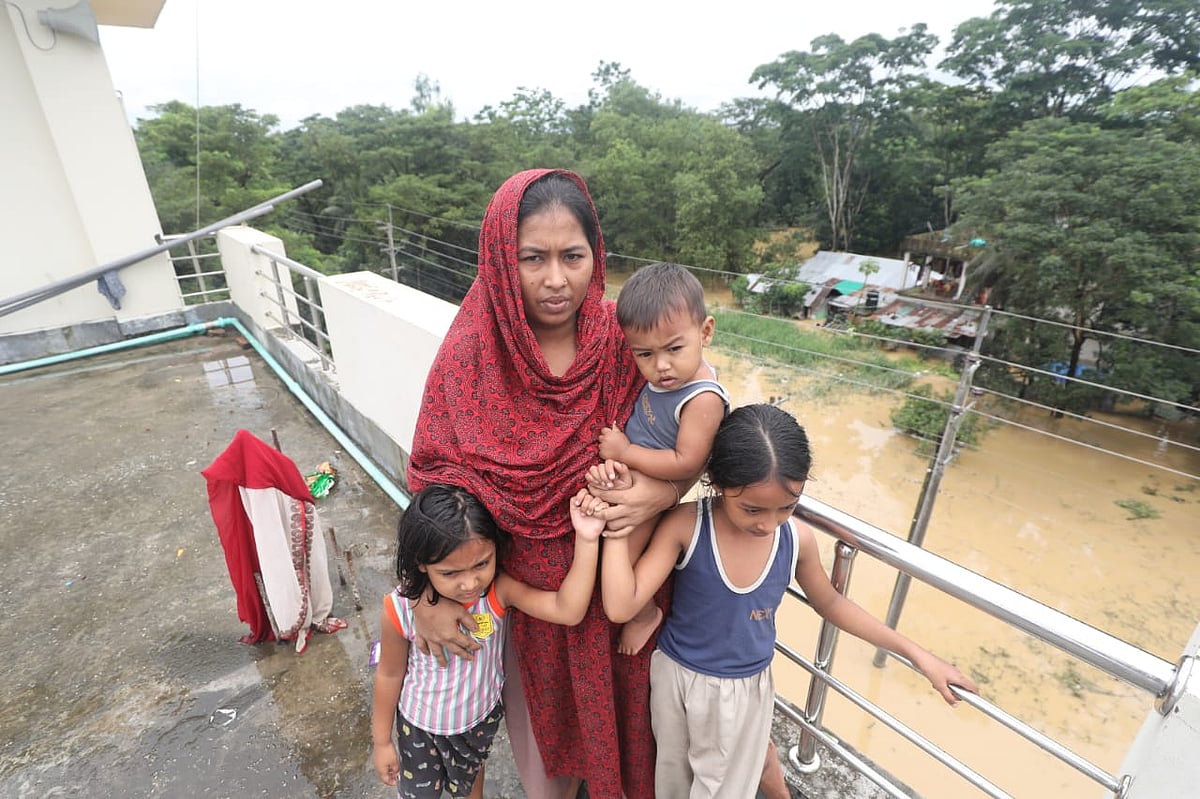সন্তানদের নিয়ে আশ্রয়কেন্দ্রে উঠেছেন ফারজানা আক্তার। আজ সকালে ফেনীর ফাজিলপুর জামেয়া ইবনে আব্বাস মাদ্রাসায়