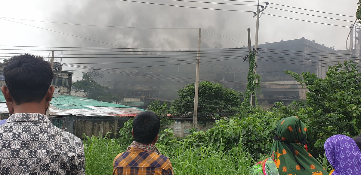 গাজী টায়ার্স কারখানায় আগুন নিভে গেলেও এখনো ধোঁয়া উঠছে। বাইরে অপেক্ষা করছেন নিখোঁজ ব্যক্তিদের স্বজেনরা। মঙ্গলবার সকালে নারায়ণগঞ্জের রূপগঞ্জের রূপসী এলাকায়