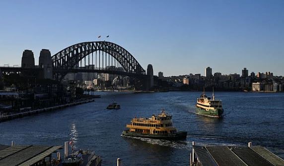 নির্ধারিত কর্মঘণ্টার পরে বসের ফোন ধরতে হবে না অস্ট্রেলিয়া কর্মীদের