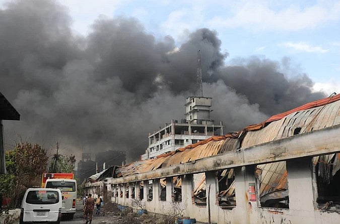 নারায়ণগঞ্জের রূপগঞ্জের রূপসী এলাকায় গাজী টায়ার কারখানায় লুটপাটের সময় আগুন লাগিয়ে দেয়া হয়