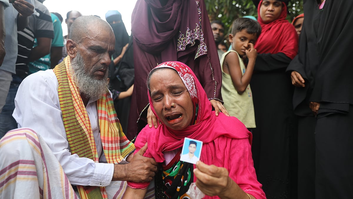 অগ্নিকাণ্ডে নিখোঁজ ব্যাটারি কারখানার কারিগর মো. আমানুল্লাহ। নিখোঁজ ছেলের সন্ধানে কাঁদছেন রাশিদা বেগম। তাঁকে সামলানোর চেষ্টা করছেন স্বামী আবদুল বাতেন। আজ বুধবার দুপুরে কারখানার কাছে