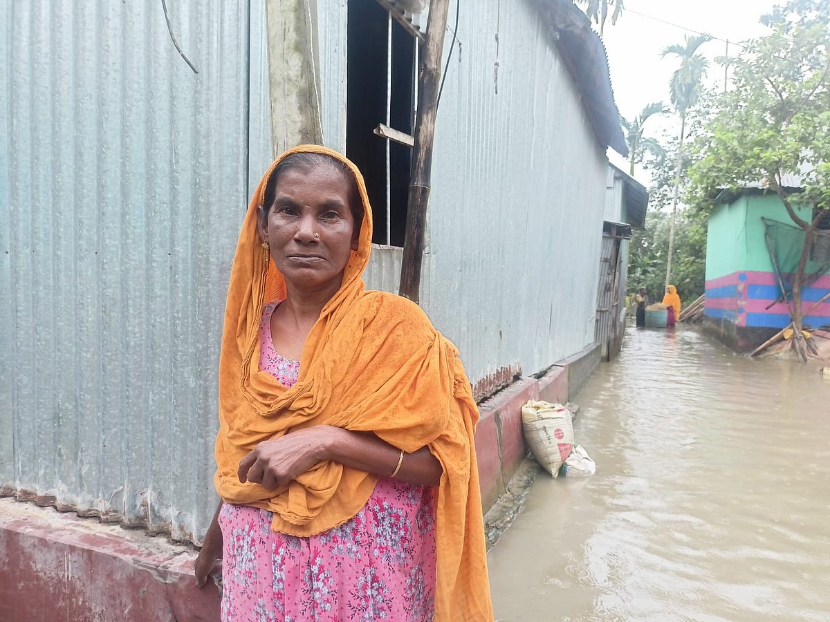 রসুলপুর গ্রামের ষাটোর্ধ্ব ফাতেমা বেগম। বন্যায় তাঁর সব শেষ, কিছুই বের করতে পারেননি ঘর থেকে