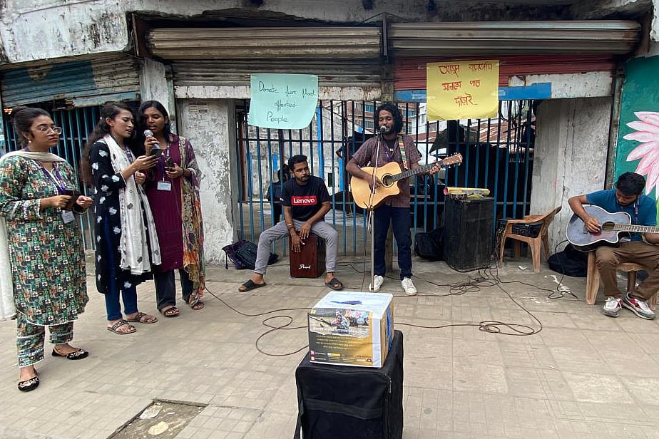 তেজগাঁও শিল্প এলাকায় নাবিস্কো মোড়ে সাউথ ইস্ট ইউনিভার্সিটির কালচারাল সোসাইটির সদস্যরা ও ব্যান্ড দল অবশেষ-এর সদস্যরা গান গেয়ে ত্রাণ সংগ্রহ করেন
