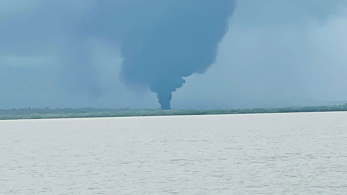 নাফ নদীর ওপারে মিয়ানমারের রাখাইন রাজ্যের মংডুর আকাশে ধোঁয়ার কুণ্ডলী দেখা যায় টেকনাফ থেকে