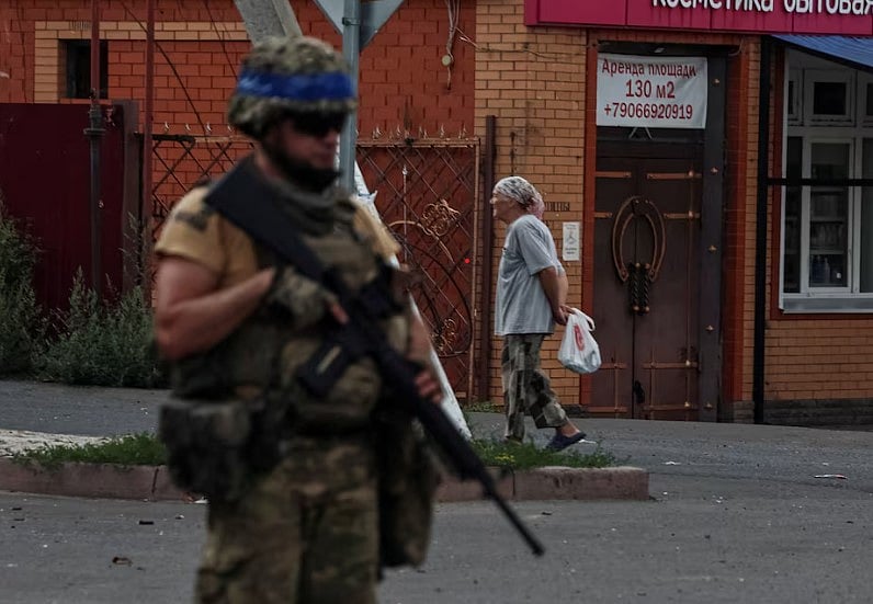 রাশিয়ার কুরস্ক অঞ্চলের রাস্তায় টহলরত ইউক্রেনীয় সেনা