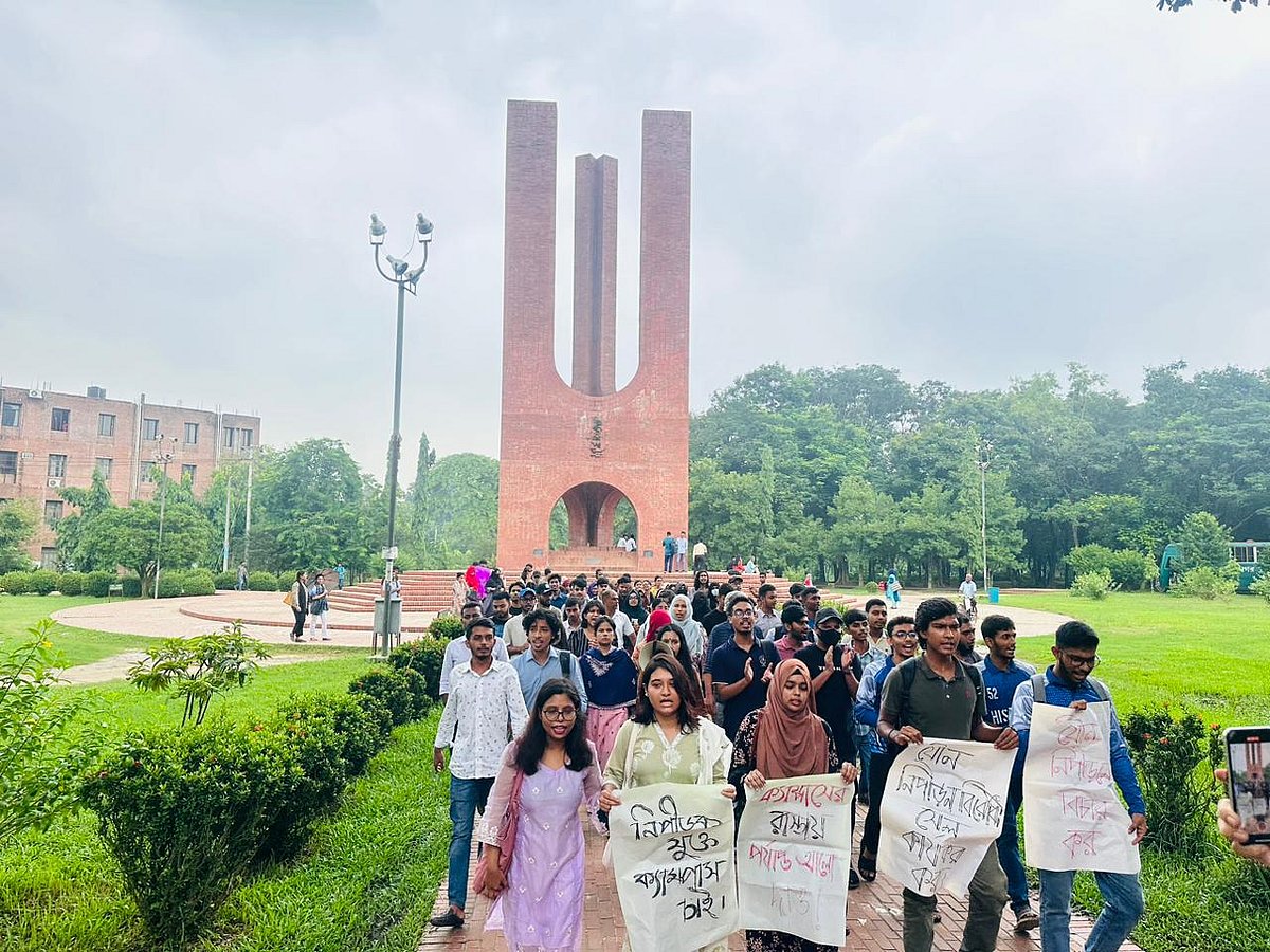 জাহাঙ্গীরনগর বিশ্ববিদ্যালয়ে যৌন নিপীড়নের প্রতিবাদে বিক্ষোভ মিছিল করেছেন শিক্ষার্থীরা। আজ বুধবার দুপুরে