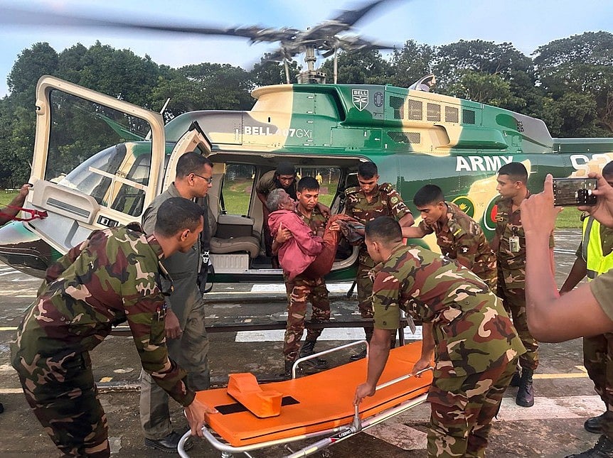 সেনাবাহিনীর আর্মি অ্যাভিয়েশন গ্রুপের ১৬টি হেলিকপ্টার সর্টির মাধ্যমে ফেনী সদর, ফুলগাজী, ছাগলনাইয়া, পরশুরাম, মধুগ্রাম ও সেনবাগ এলাকায় উদ্ধার ও ত্রাণ বিতরণ কার্যক্রম পরিচালনা করা হয়