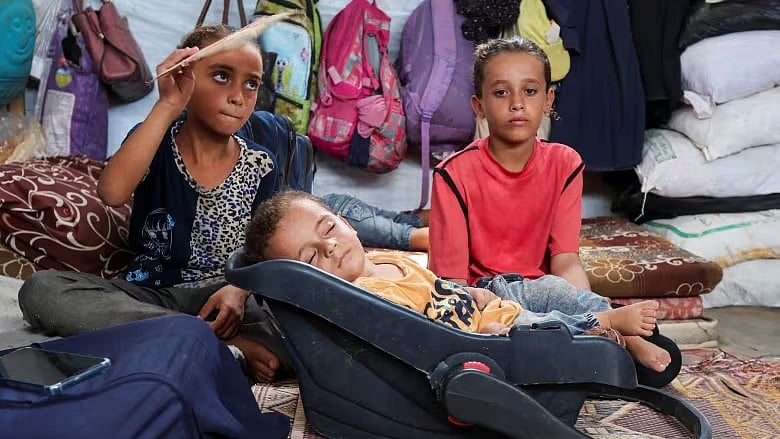 পোলিও আক্রান্ত ফিলিস্তিনি শিশু আবদুল রহমান আবু আল জিদান। গাজায় গত ২৫ বছরের মধ্যে এটিই প্রথম পোলিও ভাইরাসে আক্রান্ত হওয়ার ঘটনা