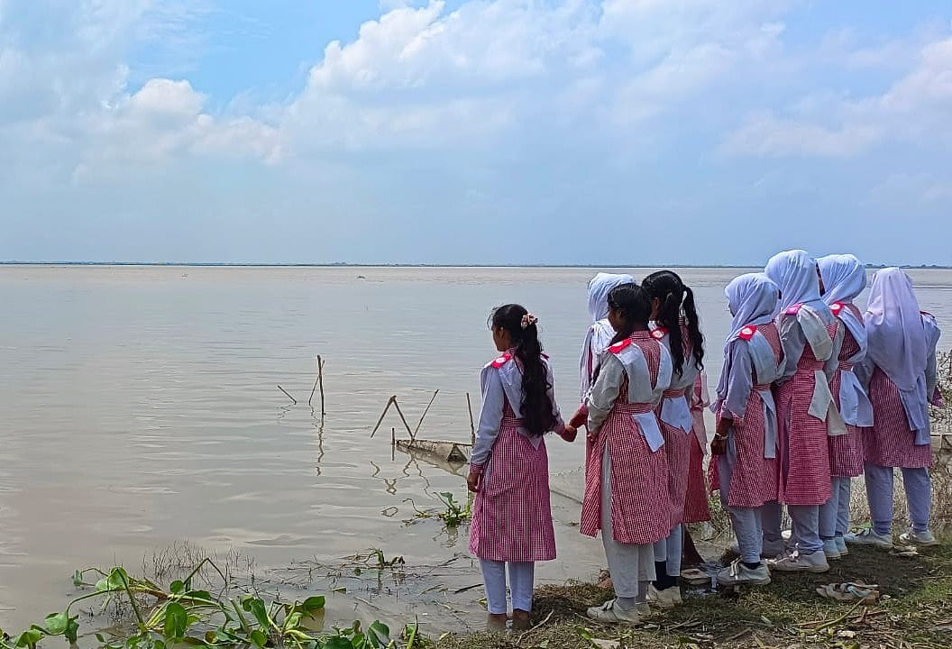 পানি বাড়ার খবরে পদ্মা নদী দেখতে এসেছে কয়েকজন ছাত্রী। আজ বেলা ১১ টার দিকে তোলা