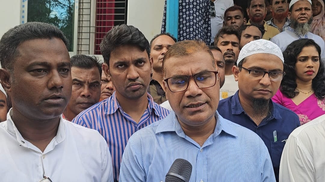 কালিয়াকৈরে বৈষম্যবিরোধী আন্দোলনে নিহত ইলিম হোসেনের বাড়ি পরিদর্শনের পর সাংবাদিকদের সঙ্গে কথা বলেন জাতীয় মানবাধিকার কমিশনের পরিচালক মো. আশরাফুল আলম। বৃহস্পতিবার দুপুরে