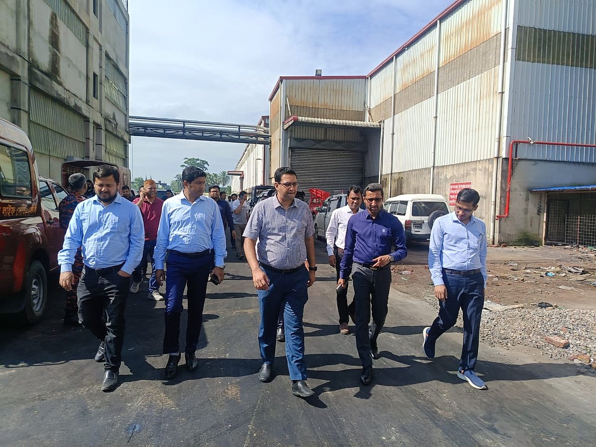 বুয়েটের পুরকৌশল বিভাগের অধ্যাপক রাকিব আহসান (মাঝে) অগ্নিকাণ্ডে ক্ষতিগ্রস্ত গাজী টায়ার্সের ভবন পরিদর্শন করেন। আজ বৃহস্পতিবার সকালে নারায়ণগঞ্জের রূপগঞ্জে