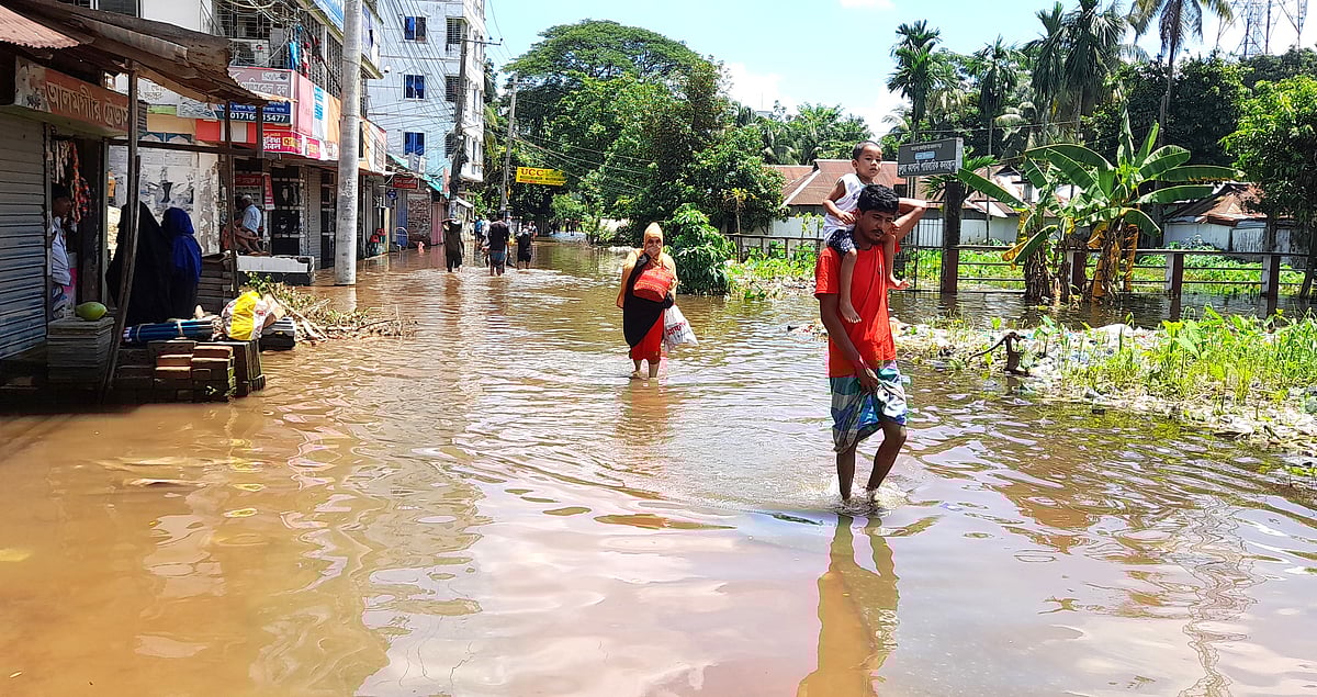 নোয়াখালীতে বন্যার পানিতে অধিকাংশ সড়ক ডুবে আছে। আজ সকালে জেলা শহর মাইজদীর বাজার–সংলগ্ন হাসানহাট সড়কে