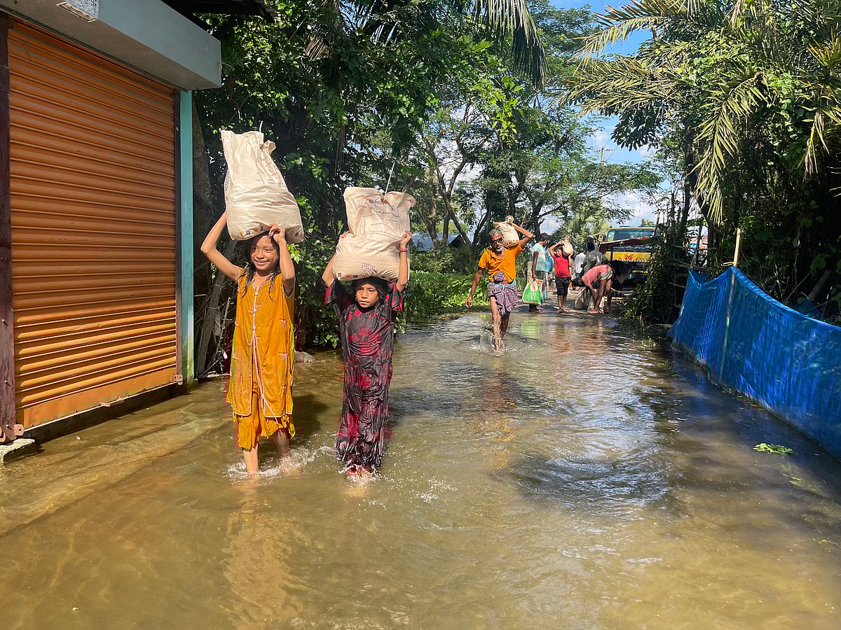 প্রথম আলো ট্রাস্টের উদ্যোগে চাঁদপুরের শাহরাস্তি উপজেলার রায়শ্রী দক্ষিণ ইউনিয়নের রঘুরামপুর এলাকায় বন্যার্তদের মাঝে ত্রাণ সামগ্রী বিতরণ করছেন চাঁদপুর বন্ধুসভার সদস্যরা । ৩০ আগস্ট