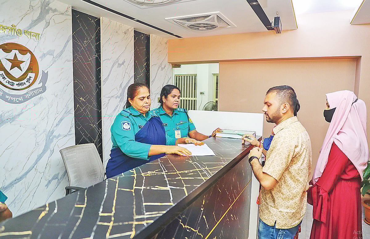 রাজধানীর বিভিন্ন থানায় আবার শুরু হয়েছে পুলিশের কার্যক্রম। গতকাল দুপুরে তেজগাঁও থানায়