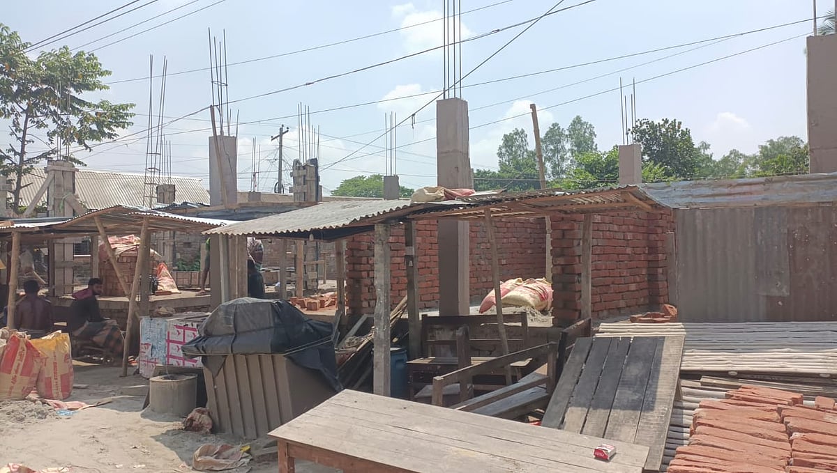 ময়মনসিংহের মুক্তাগাছা উপজেলার চেঁচুয়া বাজারে সরকারি জমি দখলে নিয়ে স্থাপনা নির্মাণ করা হচ্ছে। গতকাল শুক্রবার দুপুরে