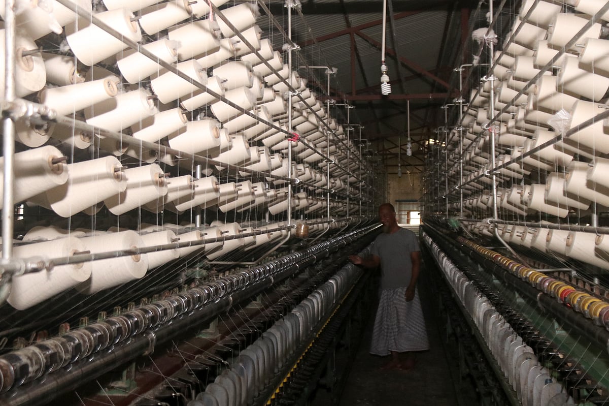 কারখানায় প্রস্তুত করা হচ্ছে সুতা