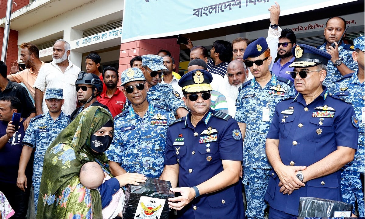 বিমানবাহিনী প্রধান এয়ার চিফ মার্শাল হাসান মাহমুদ খাঁন শনিবার ফেনীর দুর্গাপুরে বন্যাদুর্গতদের মাঝে ত্রাণ বিতরণ করেন