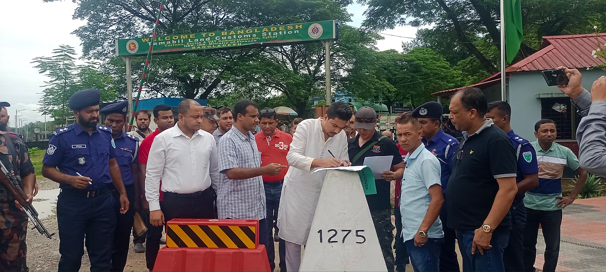 ছাত্রলীগের সাবেক সাধারণ সম্পাদক ইসহাক আলী খান পান্নার মরদেহ শ‌নিবার ভারত থেকে বাংলাদেশে হস্তান্তর করা হয়। তাঁর প‌রিবারের সদস্যরা লাশ‌টি বুঝে নেন