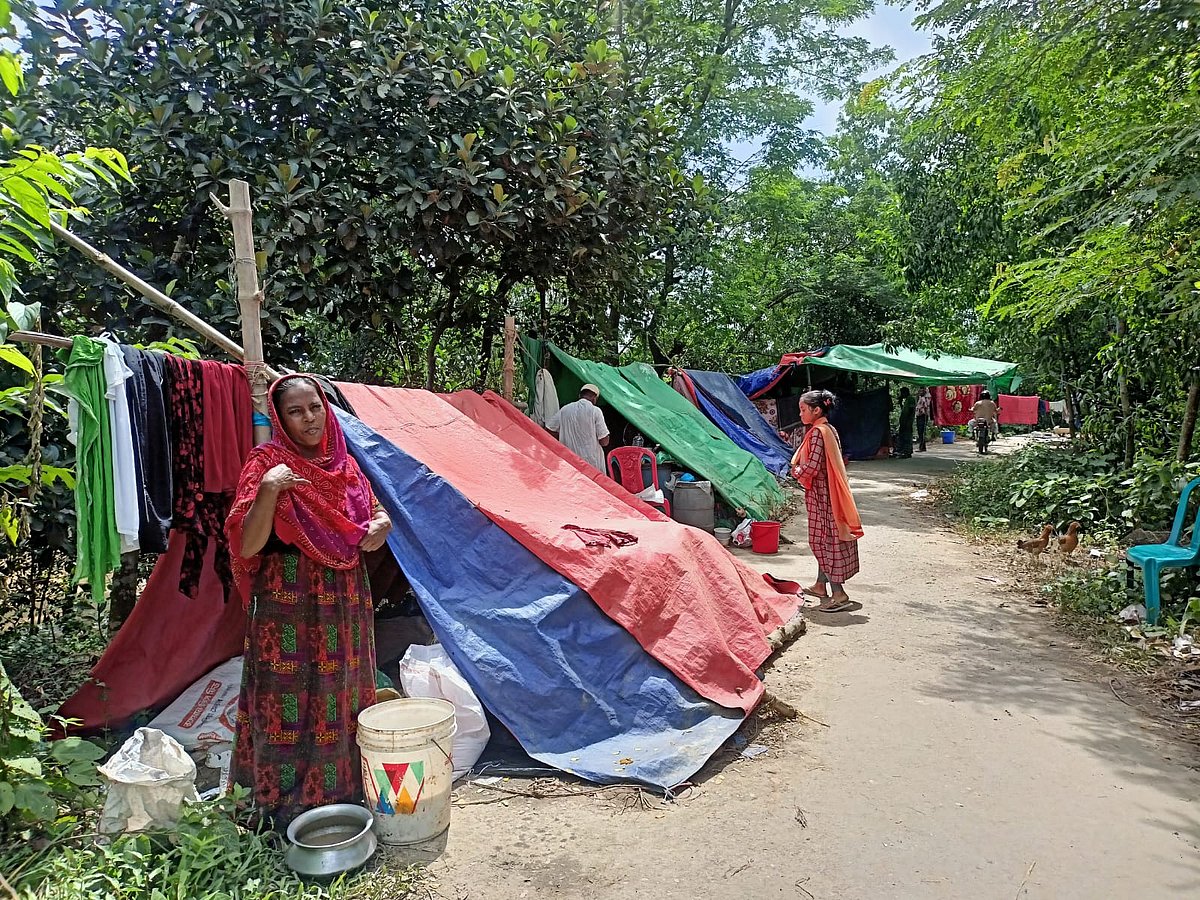 কুমিল্লার বুড়িচং উপজেলার বুড়বুড়িয়া এলাকায় বন্যার্ত অনেকে গোমতীর বাঁধে আশ্রয় নিয়েছেন। আজ শনিবার সকালে