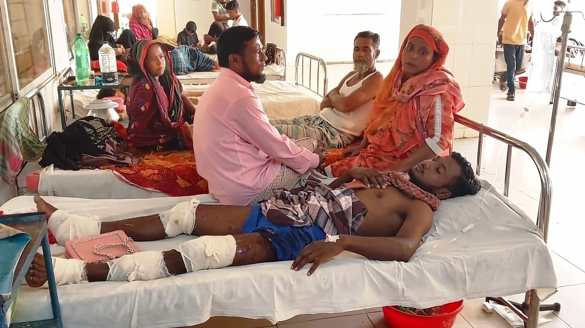 মাদারীপুরে ফুটবল খেলাকে কেন্দ্র করে দুই পক্ষের মধ্যে সংঘর্ষে অন্তত পাঁচজন আহত হয়েছেন। শনিবার রাতে মাদারীপুর ২৫০ শয্যাবিশিষ্ট জেলা হাসপাতালে