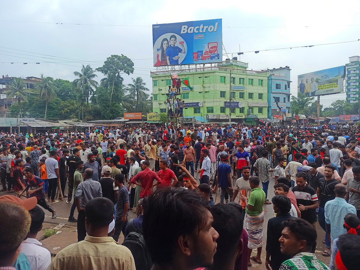 ঠাকুরগাঁও শহরে আন্দোলনকারীদের বিক্ষোভ