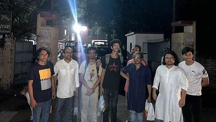 শিক্ষার্থীদের ছাড়াতে বিশ্ববিদ্যালয়ের কয়েকজন শিক্ষক থানায় যান। গতকাল বুধবার রাতে রাজশাহী নগরের মতিহার থানায়