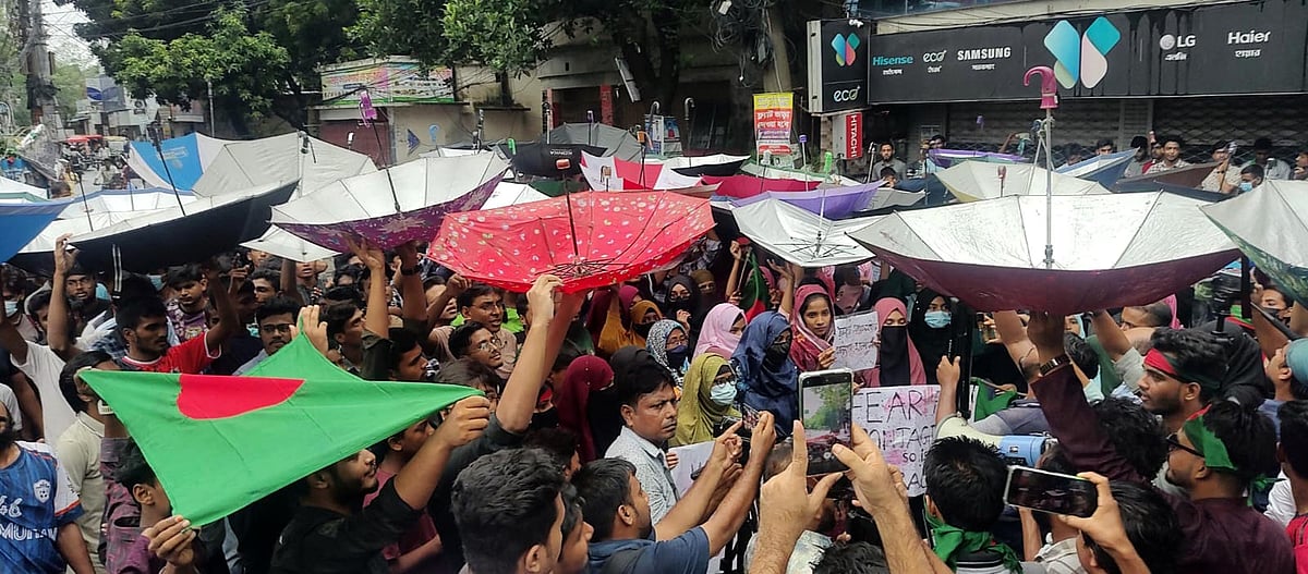 চাঁপাইনবাবগঞ্জে  উল্টো ছাতা মাথায় শিক্ষার্থীদের বিক্ষোভ মিছিল