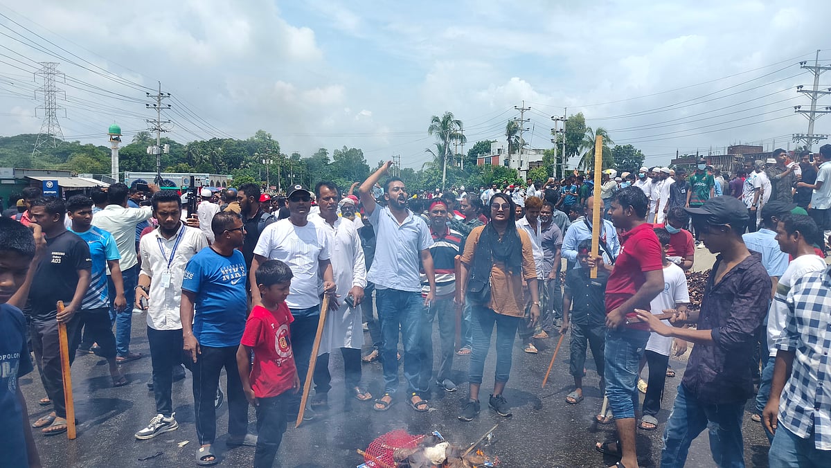 মানিকগঞ্জের ঢাকা-আরিচা মহাসড়ক অবরোধ করে বিক্ষোভ করছেন বৈষম্যবিরোধী ছাত্র আন্দোলনকারীরা। আজ রোববার সকাল সাড়ে ১০টার দিকে মানিকগঞ্জ বাসস্ট্যান্ড এলাকায়
