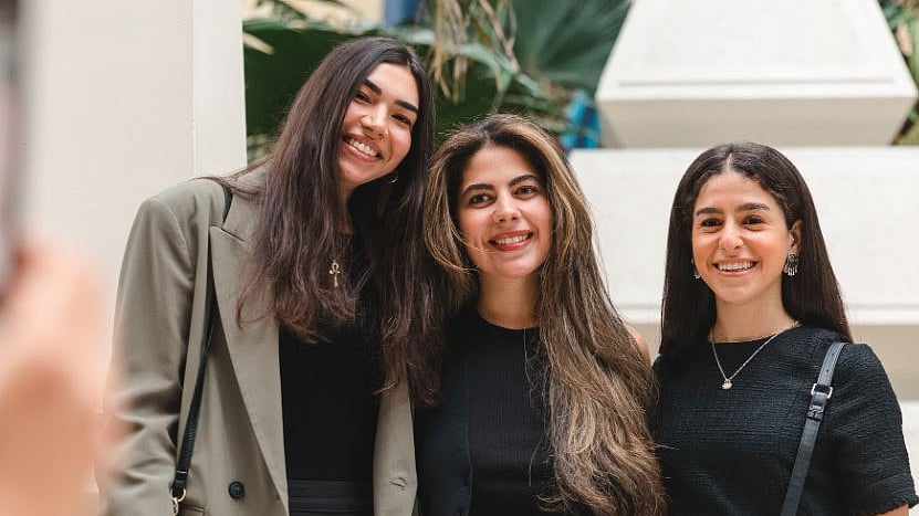 Qiz lezbiyanka kirib, uni porno bilan yoldan ozdiradi.