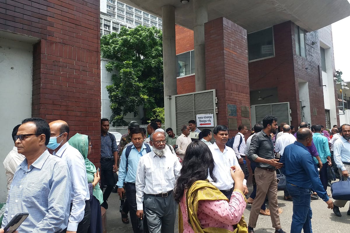 বিদ্যমান পরিস্থিতিতে আজ দুপুর ১২টার দিকেই কর্মকর্তা-কর্মচারীরা অফিস ছেড়ে বের হয়ে যান