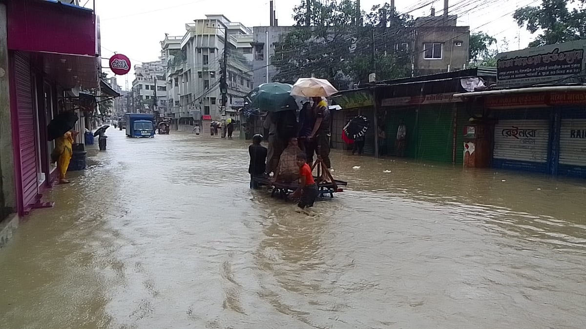 ভারী বৃষ্টিতে তলিয়ে গেছে চট্টগ্রামের নিচু এলাকা। আজ সকালে নগরের আকবরশাহ এলাকার সড়ক কোমর পানিতে তলিয়ে যায়। এ সময় জরুরি কাজে বের হওয়া মানুষজন বিপাকে পড়েন