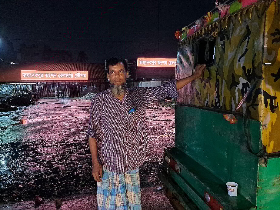 বন্ধ রেলস্টেশনের সামনে যাত্রীর অপেক্ষায় দেলোয়ার হোসেন। বুধবার রাতে গাজীপুরের জয়দেবপুর রেলস্টেশন এলাকায়