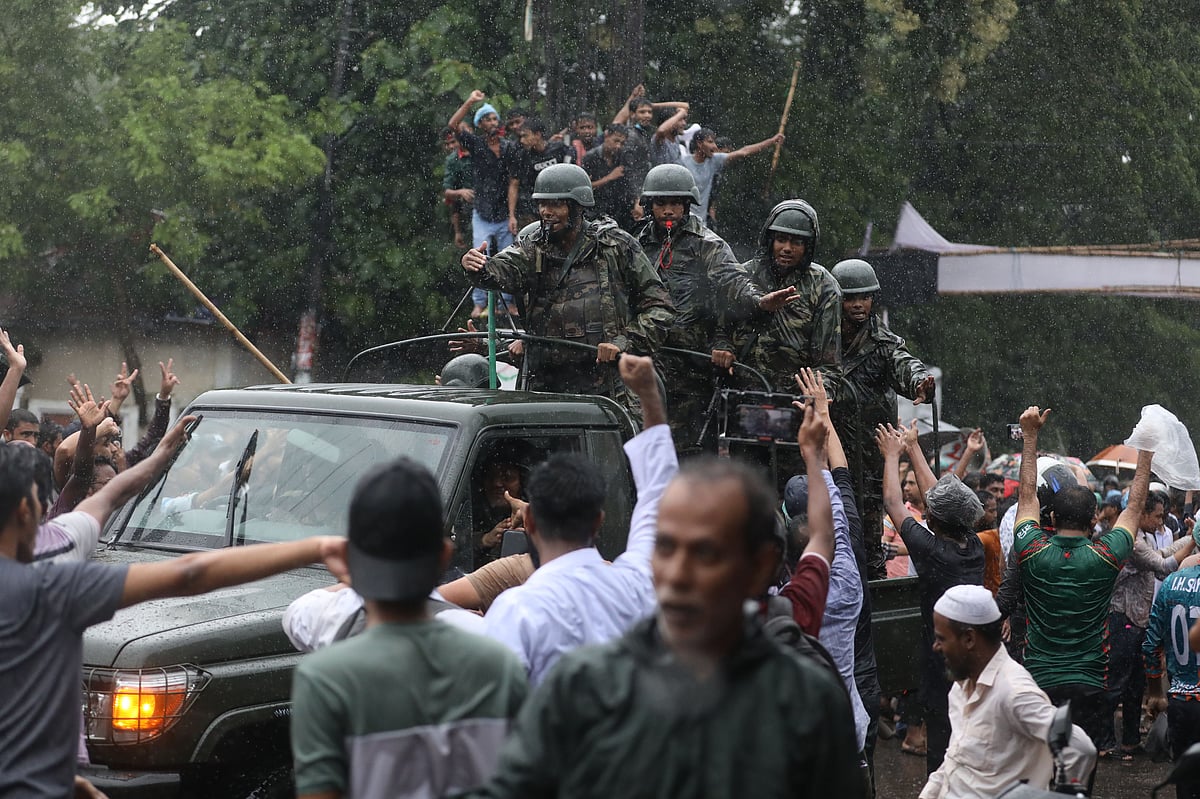 বিক্ষুব্ধ জনতাকে শান্ত করার চেষ্টা সেনা সদস্যদের। আজ সোমবার বিকেলে সিলেট নগরে