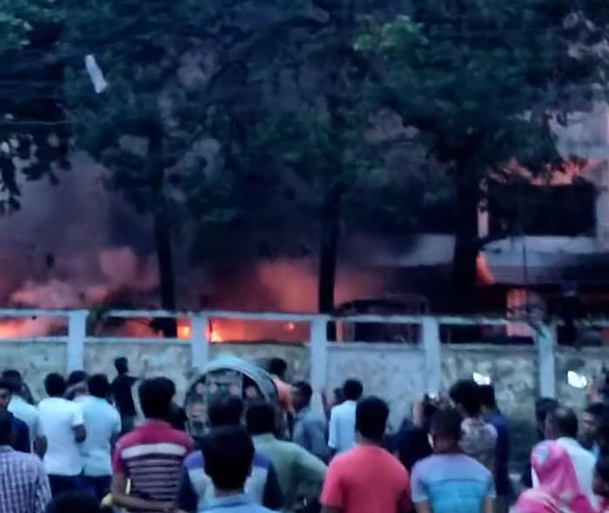 চট্টগ্রাম নগরের কোতোয়ালি থানায় আগুন দেওয়া হয়। গতকাল বিকেলে