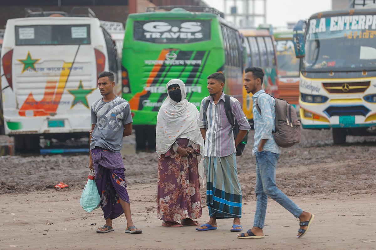 যানবাহন চলাচল বন্ধ থাকায় অনেকে বাসস্ট্যান্ডে এসে বিপাকে পড়েন। খুলনার সোনাডাঙ্গা বাস টার্মিনালে আজ সোমবার সকালে