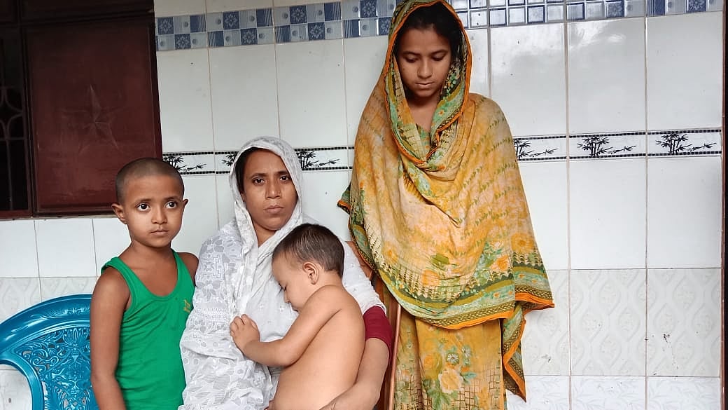 কোটা আন্দোলন ঘিরে সংঘর্ষে নিহত আলী হোসেনের স্ত্রী খায়রুন্নেছা ও তিন মেয়ে। গত শনিবার নেত্রকোনার কেন্দুয়া উপজেলার মোজাফরপুর (পশ্চিমপাড়া) গ্রামে